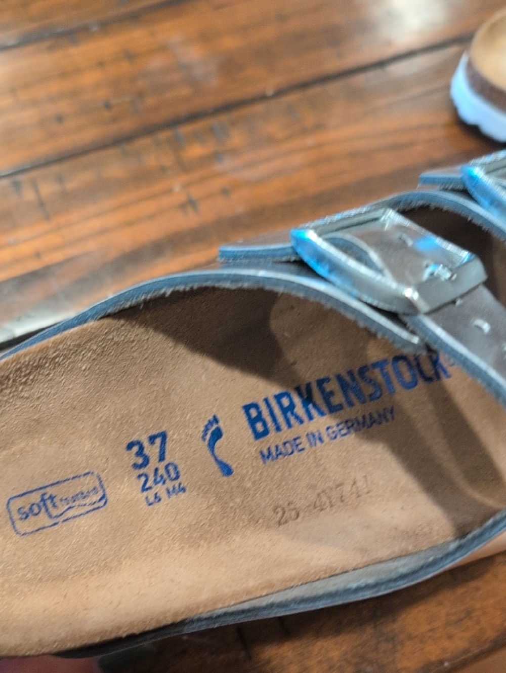 Birkenstock Arizona Metallic Silver Soft Footbed Narrow Width 37 Like New - Picture 11 of 13